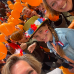 aubade koningsdag renswoude oranjevereniging oranjefestival burgemeester Petra Doornenbal kinderburgemeester Sanne van de Brink voorzitter oranjevereniging Renswoude Liesbeth Neven